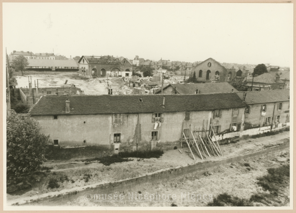 Démolition de la verrerie. Charles Gros, photographie du 3 août 1964. © Musée Nicéphore Niépce de Chalon-sur-Saône.