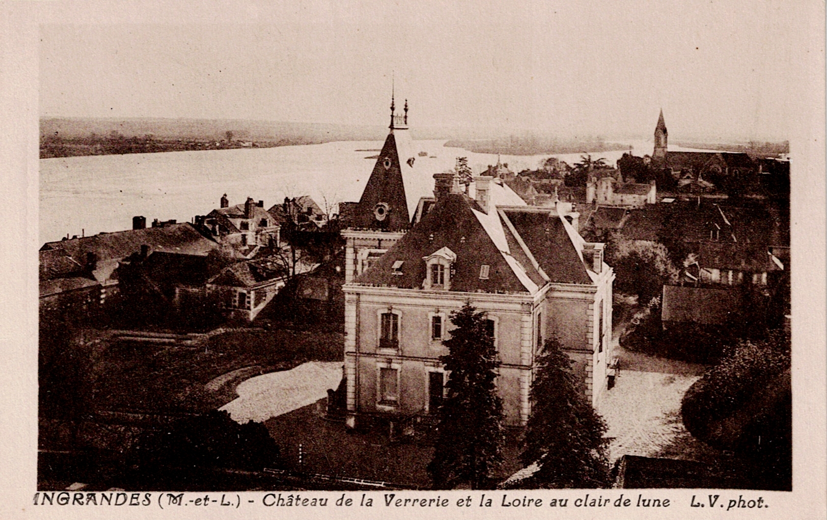Château de la Verrerie à Ingrandes, bâti au coeur même du domaine de la verrerie, mais non contemporain. - © Collection privée Arnaud Balandras