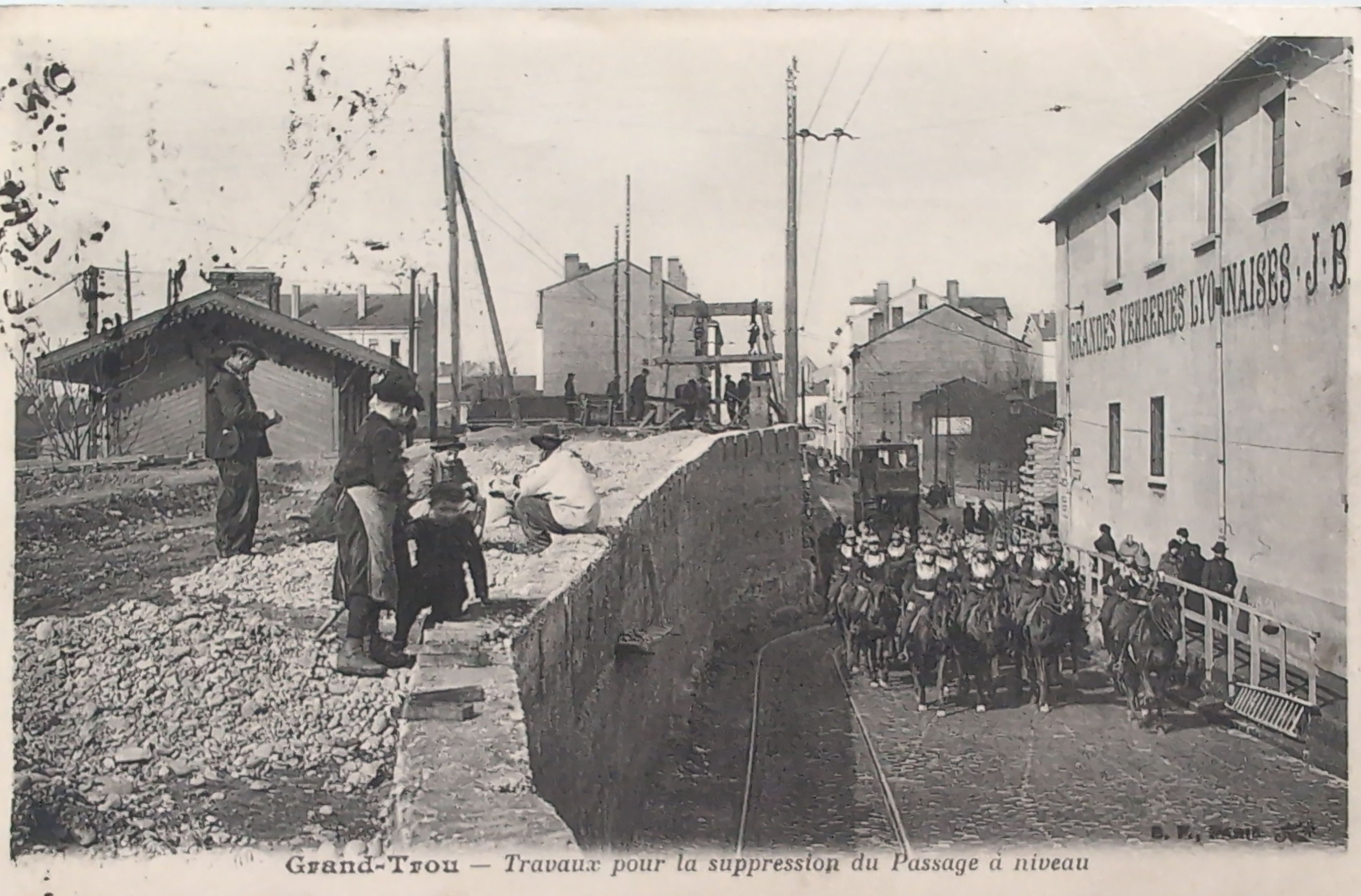 Grand-Trou (Lyon) - Grandes Verreries Lyonnaises J. Béroud. Grand-Trou est le quartier de Lyon où se trouve le Cimetière de la Guillotière aujourd'hui.