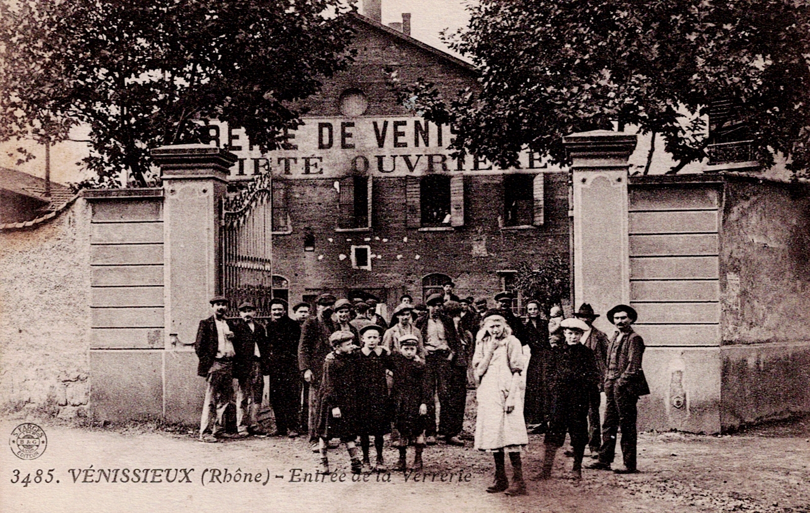 Entrée de la verrerie ouvrière de Vénissieux, vers 1910. © Collection privée Arnaud Balandras.